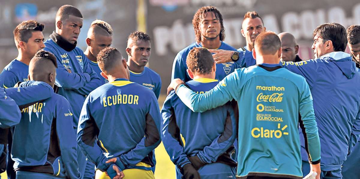 El director t&eacute;cnico Gustavo Quinteros charl&oacute; ayer con la plantilla antes de la pr&aacute;ctica. Foto: AFP