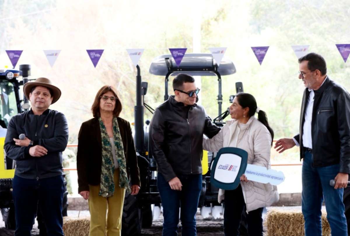 El presidente Daniel Noboa entregó créditos y maquinaria agrícola a productores de Azuay y otras provincias.
