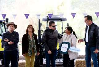 Noboa entrega créditos y maquinaria a pequeños productores en Azuay y rechaza los actos violentos en Cañar