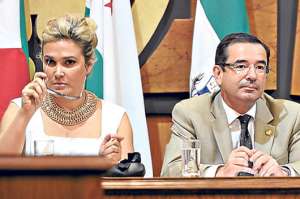 Los asamble&iacute;stas Cinthya Viteri (PSC)  y Juan Carlos Cassinelli (PAIS), participaron en la reuni&oacute;n de Guayaquil el lunes pasado. Foto: Carina Acosta / El Tel&eacute;grafo