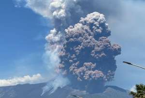 La eurupción del volcán Etna, en Sicilia, provocó una columna de humo y ceniza de aproximadamente dos kilómetros. 