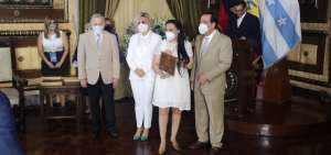Diario El Tel&eacute;grafo recibi&oacute; una placa de reconocimiento por parte del Municipio de Guayaquil; el presidente del Comit&eacute; Bicentenario, Jaime Nebot, entreg&oacute; la distinci&oacute;n a la subdirectora Silvia Murillo.