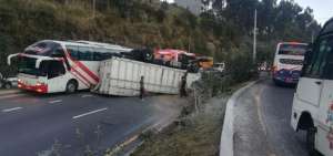 Cami&oacute;n volcado complica el tr&aacute;nsito en la avenida Sim&oacute;n Bol&iacute;var