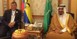 Correa se re&uacute;ne con el Rey de Arabia 