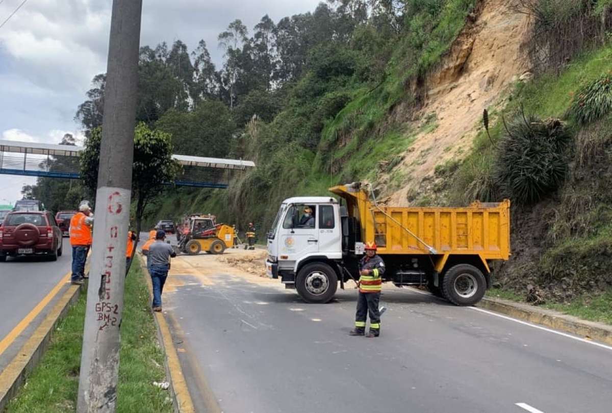 Deslizamiento de tierra generó congestión en la autopista General Rumiñahui