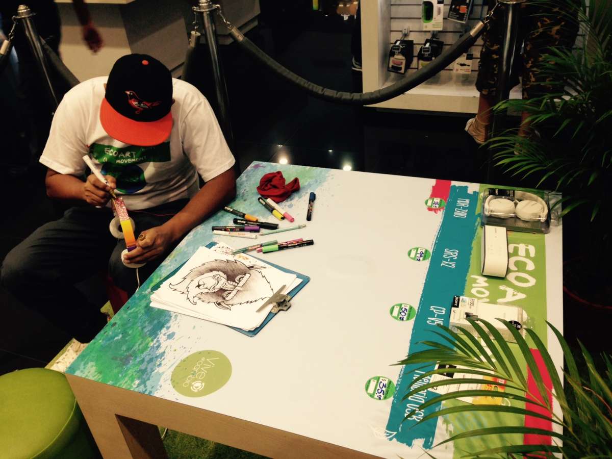 Noby (@rmnoby) plasmando uno de sus dise&ntilde;os en unos aud&iacute;fonos Sony. 