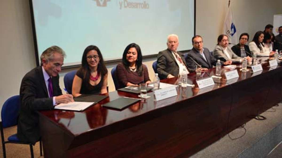 El rector de Yachay (izq.), Fernando Albericio, firm&oacute; la adhesi&oacute;n a la Red de Educaci&oacute;n Superior y G&eacute;nero. Foto: Carina Acosta/El Tel&eacute;grafo