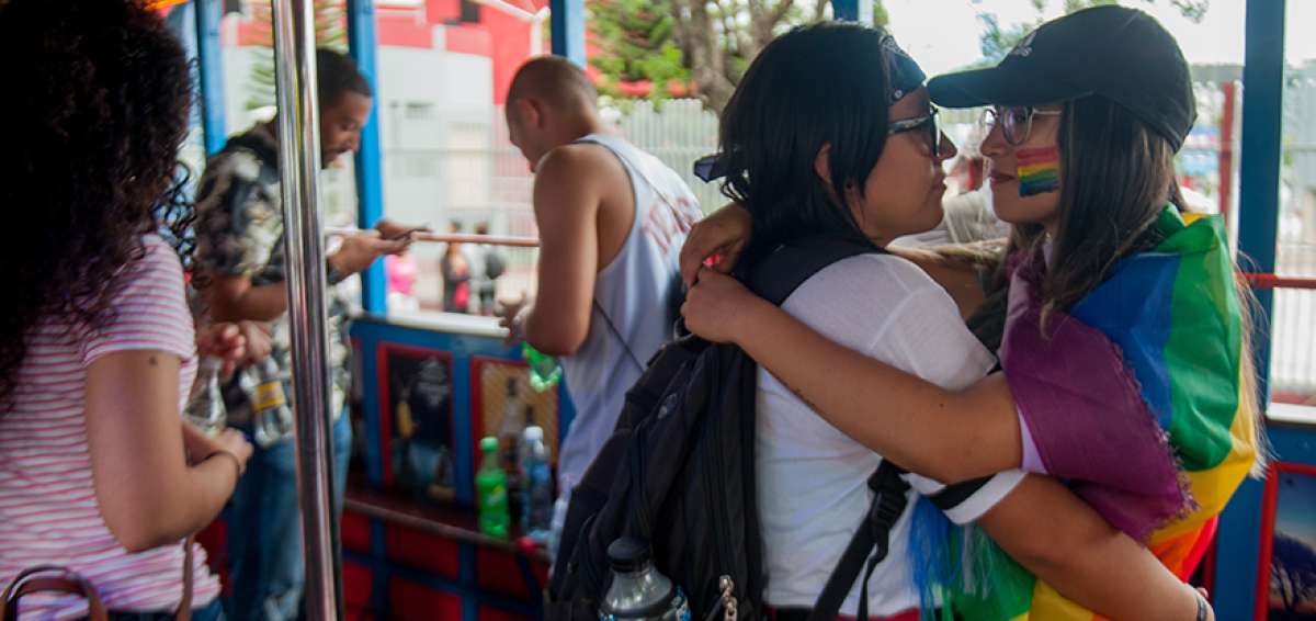 &rarr;Las parejas del mismo sexo durante la  Marcha por el Orgullo GLBTI celebraron la resoluci&oacute;n de la Corte Constitucional a favor del matrimonio igualitario.