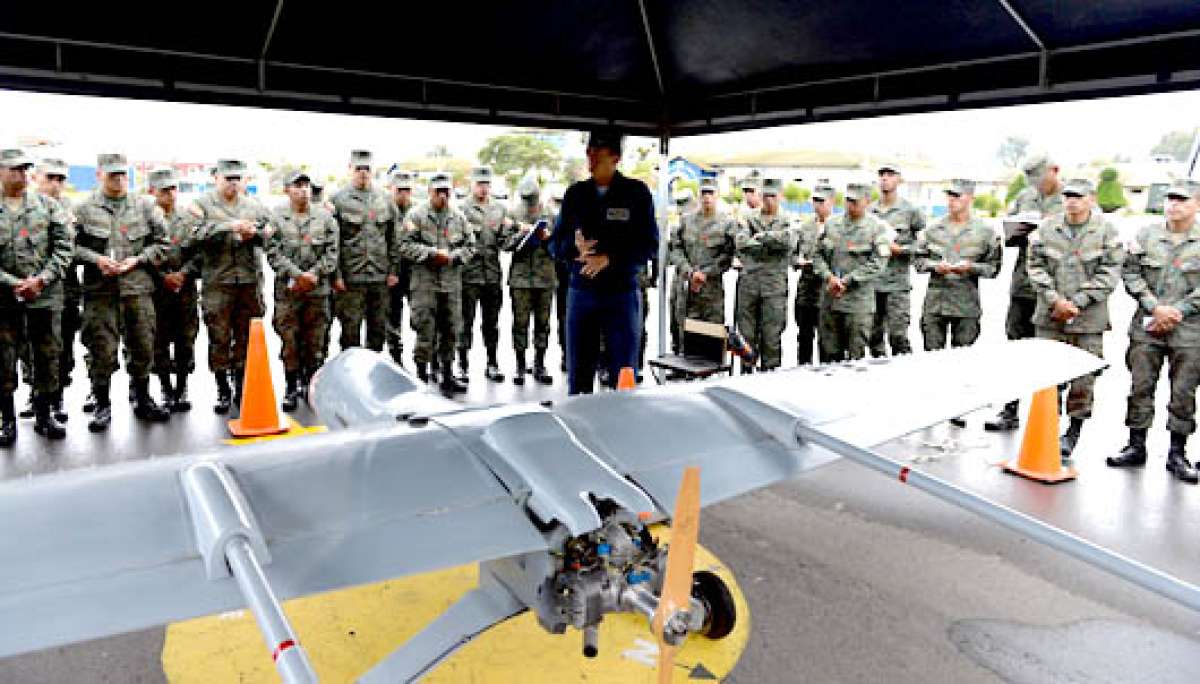Aspirantes de la FAE son capacitados en temas de aviaci&oacute;n, con la ayuda de un aeroplano no tripulado. Foto: ROBERTO CH&Aacute;VEZ | El Tel&eacute;grafo