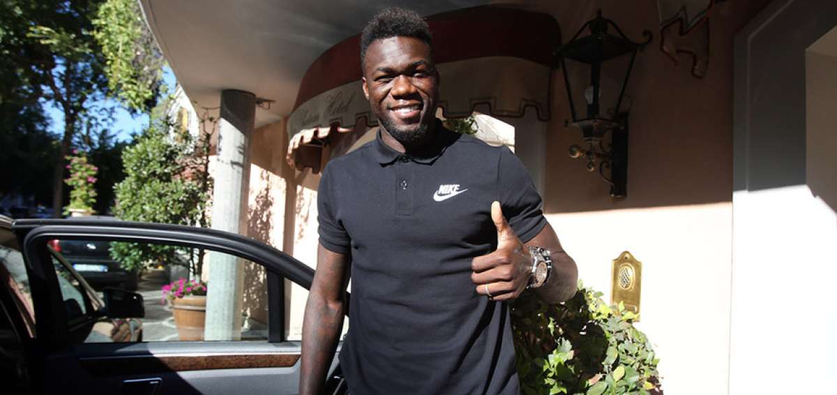 El jugador ecuatoriano Felipe Caicedo ingresa al hotel en Roma, donde se hosped&oacute; mientras acud&iacute;a a los chequeos m&eacute;dicos con la Lazio, antes de firmar su contrato. 