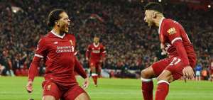 Virgil van Dijk (iz.) celebra el tanto que le marc&oacute; al Everton en la FA Cup. Con ese gol el Liverpool venci&oacute; al elenco azul en condici&oacute;n de local.