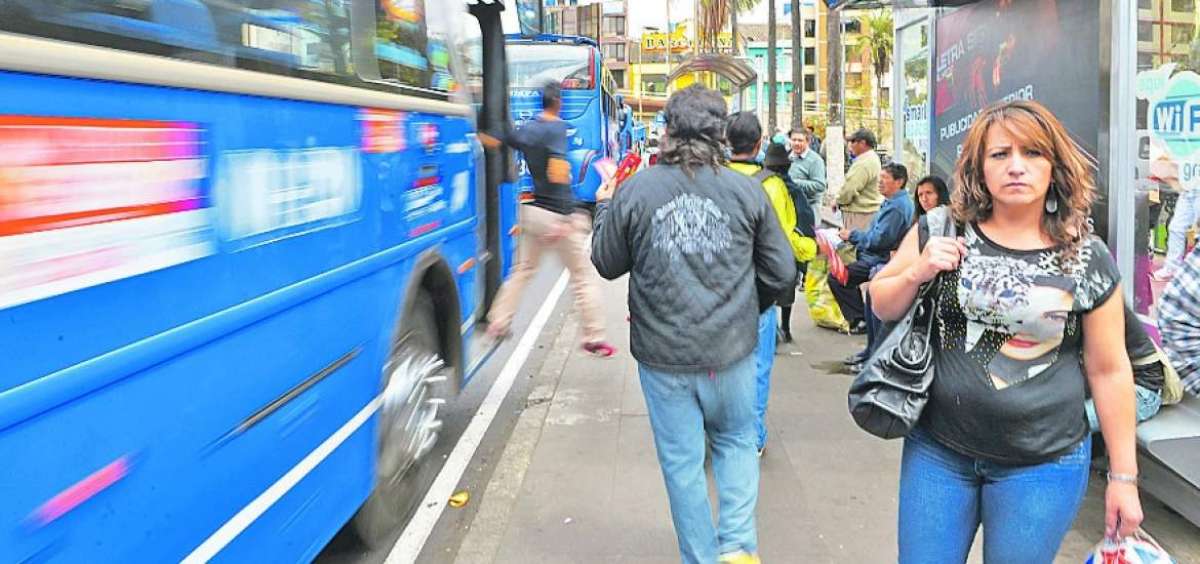 Los agentes de tr&aacute;nsito vigilan el tiempo de estad&iacute;a de los buses de forma permanente en paradas del parque.