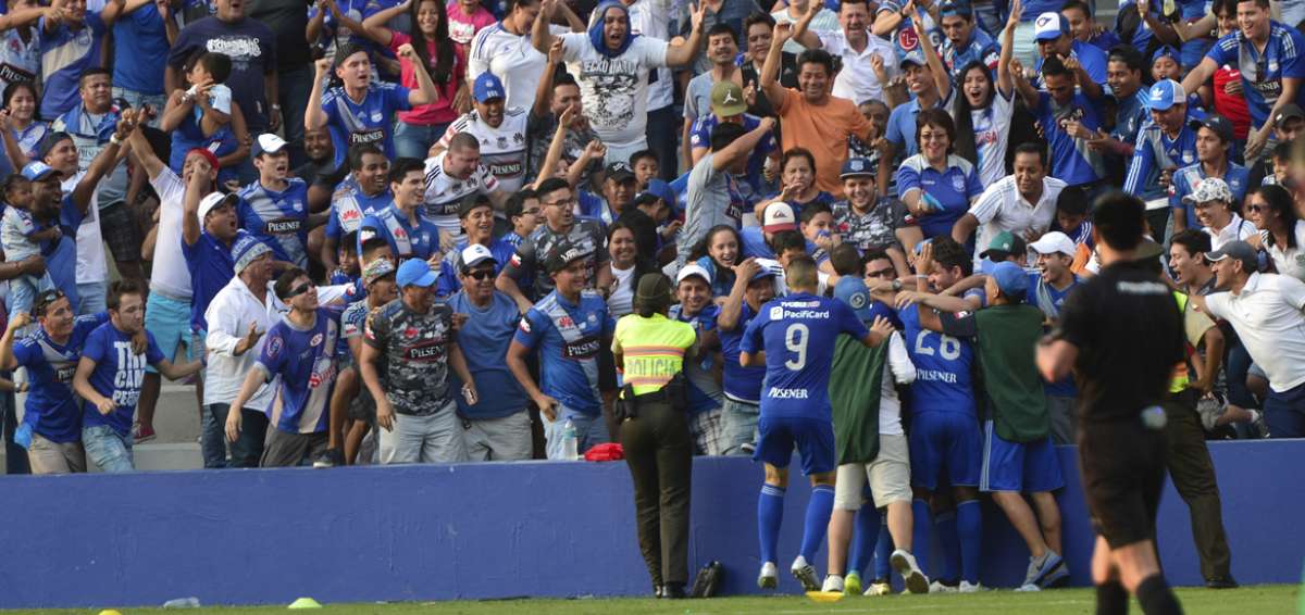 Jugadores de Emelec festejando con sus hinchas en el partido del fin de semana. 