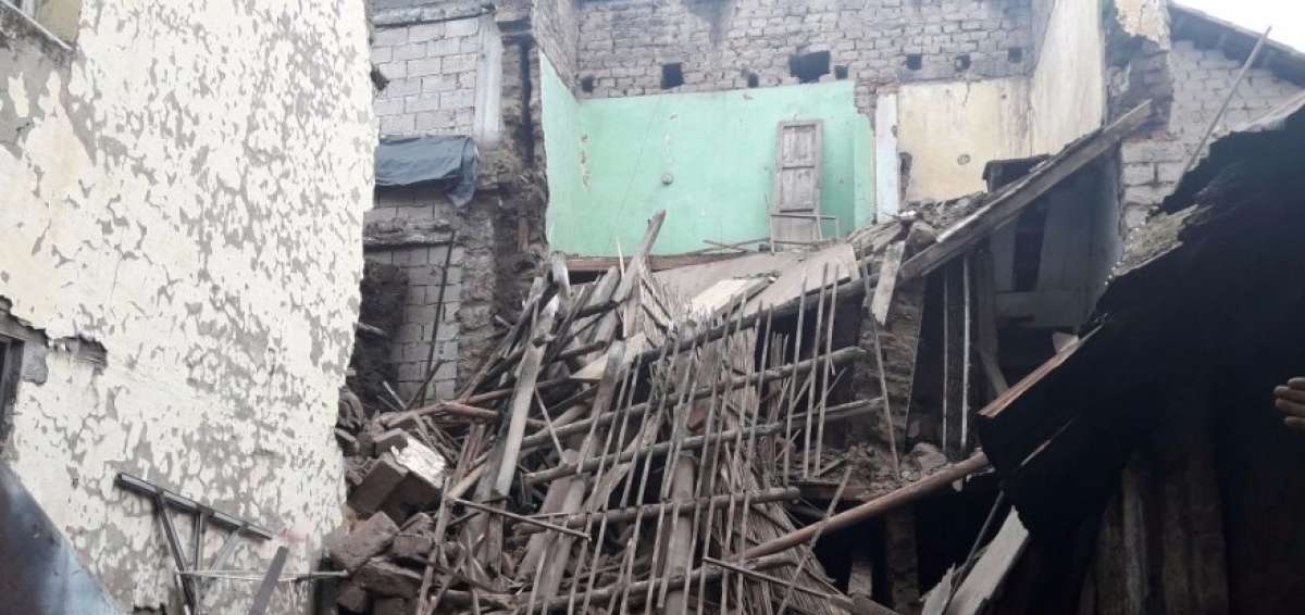 Casa deshabitada colapsa y afecta otra vivienda en el sector de Itchimb&iacute;a
