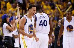 Stephen Curry celebra la victoria de su equipo sobre Cleveland. FOTO: AFP