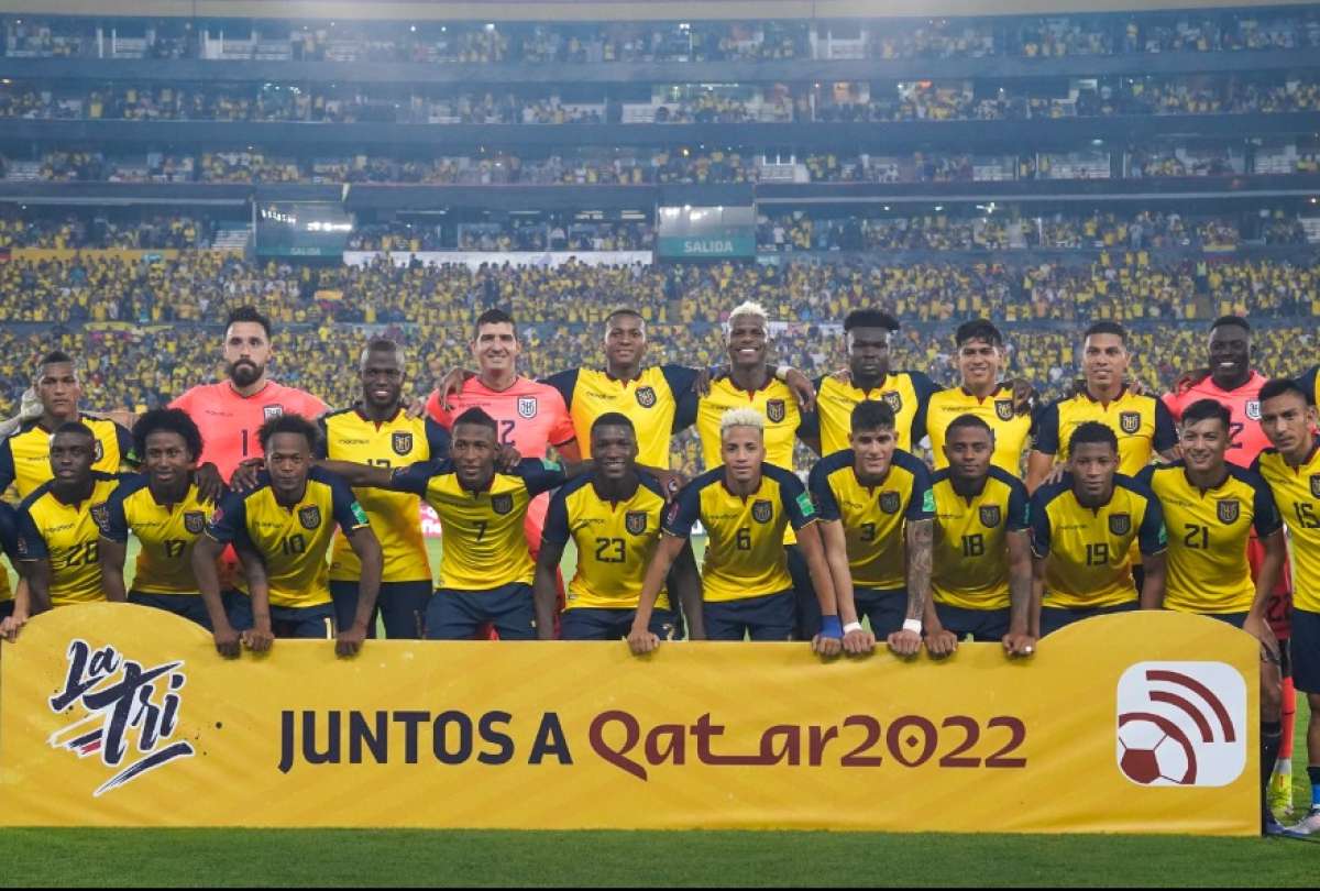 El plantel mundialista de Ecuador posa en el estadio Monumental, antes del partido contra Argentina