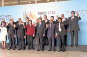 Los presidentes de la Unasur y de los Brics posan para la foto oficial de la cumbre de Brasilia. Foto: EFE.