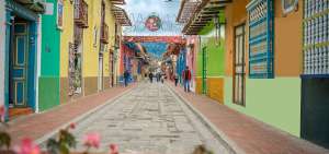 Las calles de Loja han recibido un tratamiento especial con la regeneraci&oacute;n urbana, lo que ha generado comentarios positivos. 