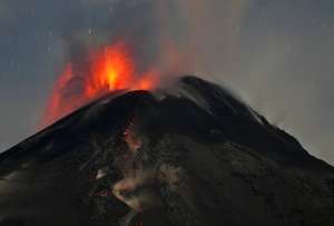 C&aacute;maras de monitoreo detectaron en El Reventador la emisi&oacute;n de ceniza y rocas calientes sin que se reprten da&ntilde;os ni personas afectadas.