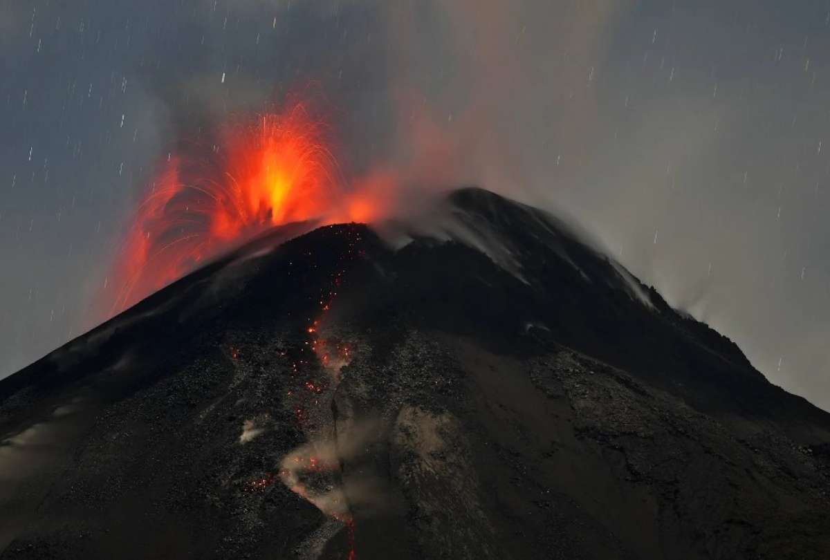 C&aacute;maras de monitoreo detectaron en El Reventador la emisi&oacute;n de ceniza y rocas calientes sin que se reprten da&ntilde;os ni personas afectadas.