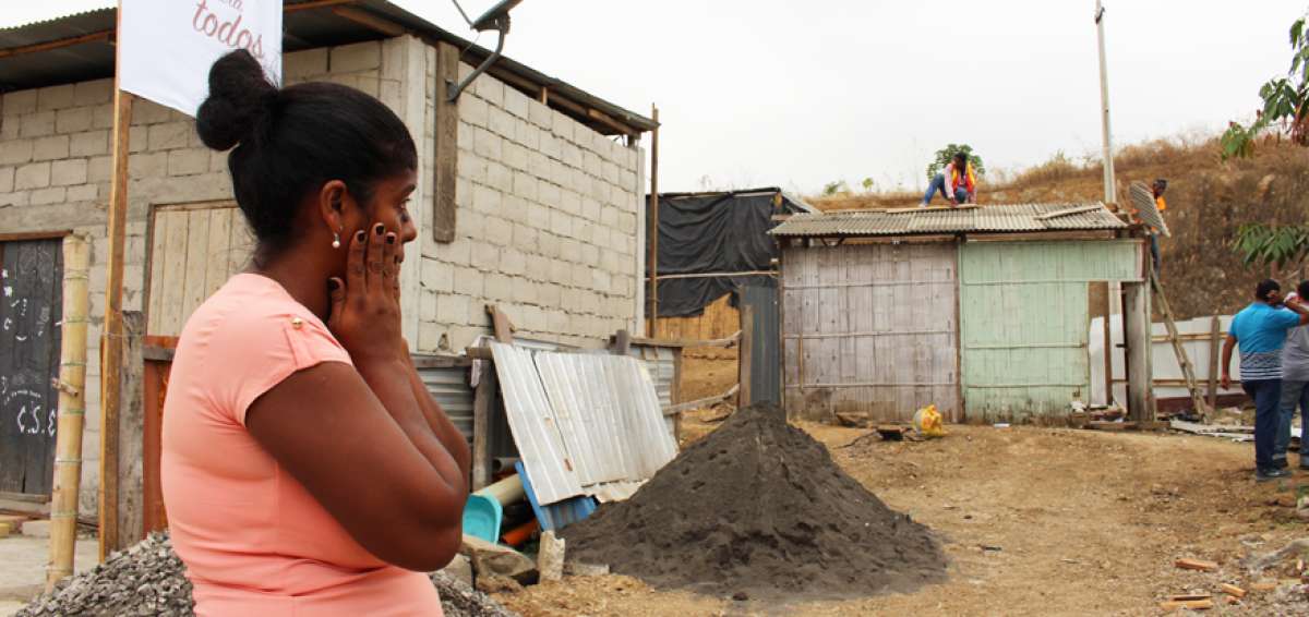 &Eacute;ricka Posligua observa c&oacute;mo su inmueble de ca&ntilde;a es demolido para que se inicie de inmediato la construcci&oacute;n de su nueva vivienda del plan &lsquo;Casa para todos&rsquo;.  