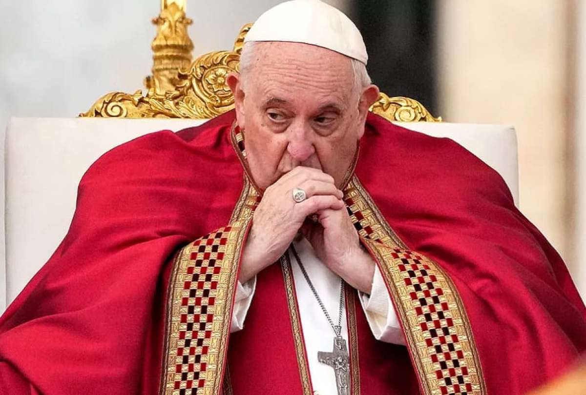 El Papa Francisco en el entierro de Benedicto XVI.AP