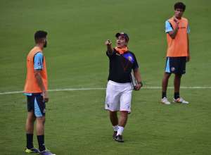Jorge Luis Pinto (c.)  explic&oacute; que los jugadores respondieron bien en el entrenamiento a pesar de las pocas horas de descanso que tuvieron desde su llegada a Brasil. Foto: AFP