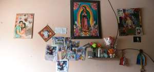 En Santo Domingo, en la vivienda de los familiares de &Oacute;scar Villac&iacute;s instalaron un altar para orar por la pareja. 