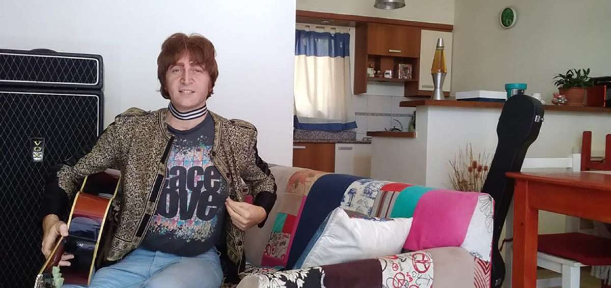 Javier Parisi rinde tributo a The Beatles hace 20 a&ntilde;os, pero interpreta a Lennon hace 4. Actu&oacute; en el musical The Girl, The Cynthia Lennon Story.    