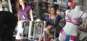 M&aacute;s de 600 mujeres ecuatorianas se dedican a fabricar textiles que luego se vender&aacute;n por medio de cat&aacute;logo.