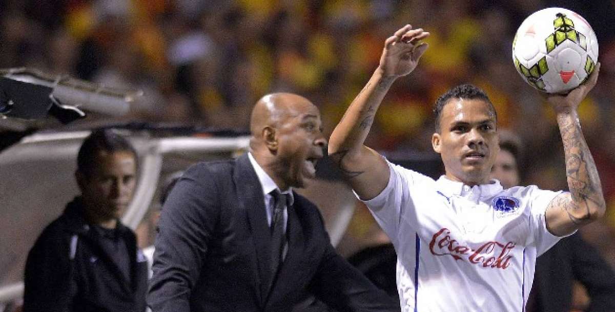 El &uacute;ltimo equipo de Arnold Fabi&aacute;n Peralta (d) fue el club Olimpia de su pa&iacute;s. Foto AFP