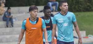 Los jugadores de Independiente del Valle, Luis Fernando Le&oacute;n (der.) y Alan Franco (izq.), durante un entrenamiento previo al encuentro en Venezuela.
