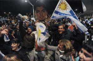 Desde el atardecer del jueves algunos centenares de personas se congregaron en el aeropuerto para darle la bienvenida al jugador. Foto: AFP