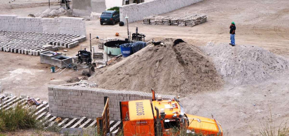 La fabricaci&oacute;n de bloques es una de las actividades m&aacute;s buscadas por los migrantes.