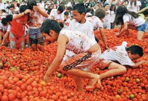 La Tomatina se apropia de las calles de Colombia