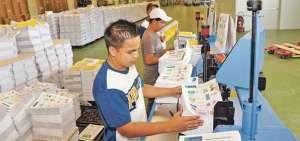 Ni&ntilde;os reciben textos escolares gratuitos