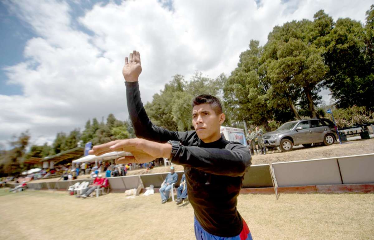 Wilson Villa, de 23 a&ntilde;os, ejercita su t&eacute;cnica durante las justas de lanzamiento de granada que se realizaron en la Escuela Superior Militar de Quito.  