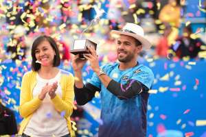 El dominicano V&iacute;ctor Estrella festeja con el trofeo que lo acredita como campe&oacute;n del ATP 250 de Quito. Foto: Carina Acosta / EL TEL&Eacute;GRAFO.
