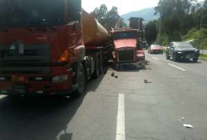 El choque generó derrame de combustible y afectó la circulación en la Simón Bolívar.