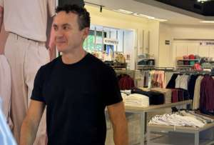 El artista colombiano actuó con naturalidad con las personas que lo reconocieron.