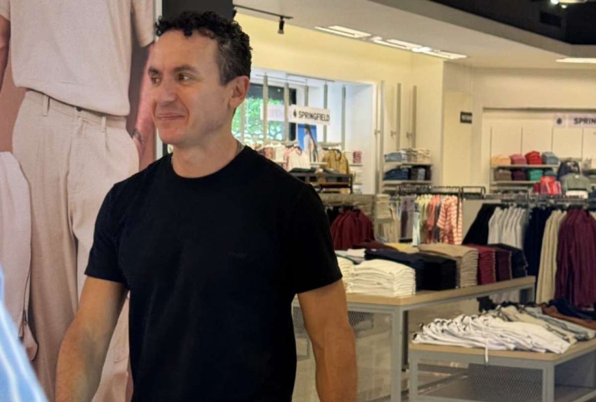 El artista colombiano actuó con naturalidad con las personas que lo reconocieron.