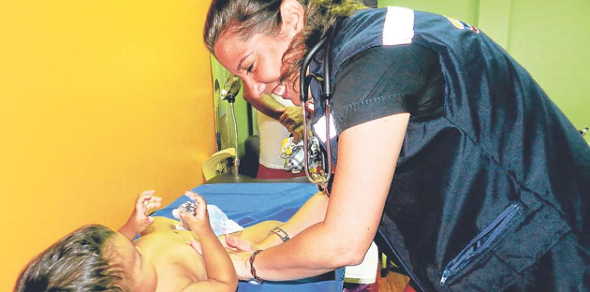 Antoine Costa, especialista en medicina familiar, trabaja en un centro de salud de Guayaquil. Foto: cortes&iacute;a del MSP