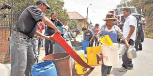 Moradores de Turi y El Valle hacen fila para abastecerse de agua usando todo tipo de recipientes. Foto: Jos&eacute; Luis Llivisaca / El Tel&eacute;grafo