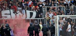 El comit&eacute; de disciplina mult&oacute; al Eintracht con 75.000 euros ($ 80.978) y orden&oacute; que los aficionados violentos fueran excluidos.