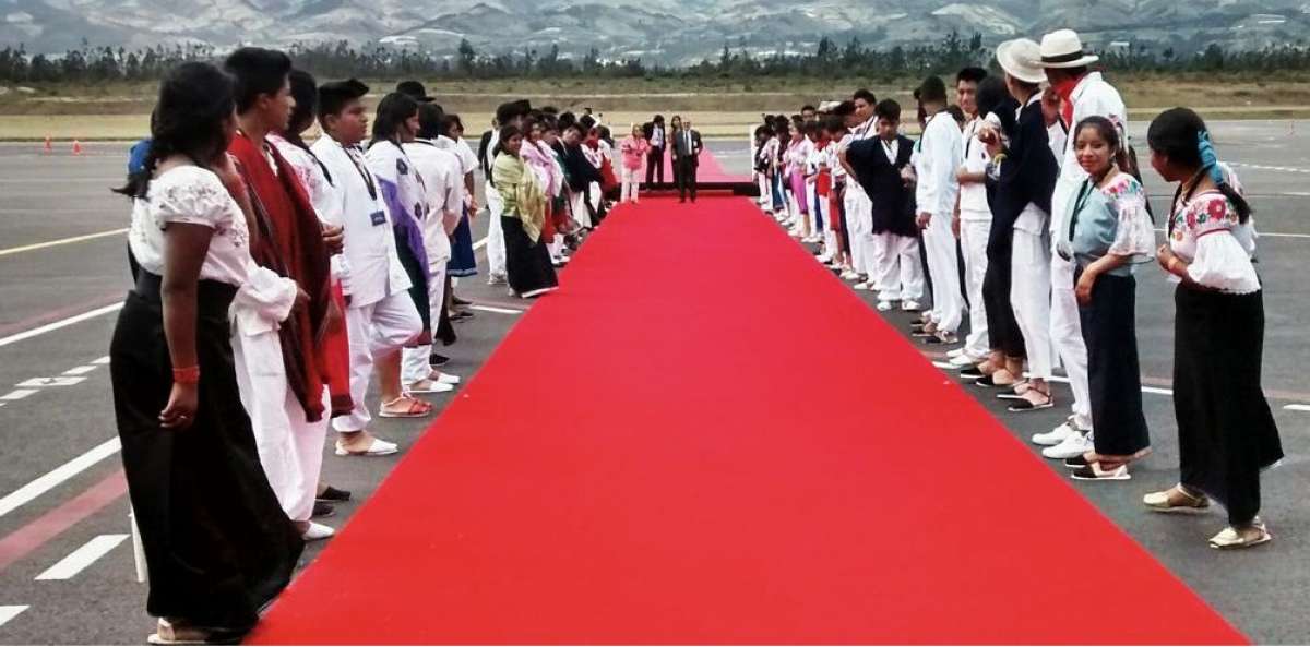 70 ni&ntilde;os de pueblos y nacionalidades ind&iacute;genas del Ecuador tambi&eacute;n recibir&aacute;n al Papa a su llegada a Quito. Foto: Cuenta de Twitter  &rlm;@CancilleriaEc