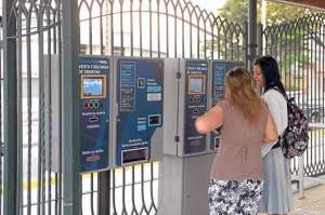 Narcisa Corral pag&oacute; $ 0,25 por el pasaje de su hija adolescente. Adem&aacute;s, recarg&oacute; su tarjeta en el paradero del Mall del Sur. Foto: Jos&eacute; Mor&aacute;n.