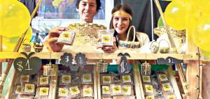 Dentro del programa se han realizado ferias para que los estudiantes presenten sus propuestas. La primera fue una Simulaci&oacute;n de Oferta P&uacute;blica de Acciones. Foto: Cortes&iacute;a