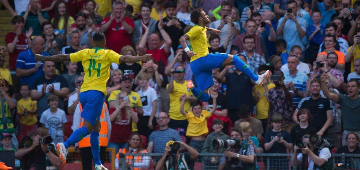 Neymar (d) celebr&oacute; su primer gol desde su retorno de su lesi&oacute;n que lo mantuvo alejado de las canchas desde el 25 de febrero. 