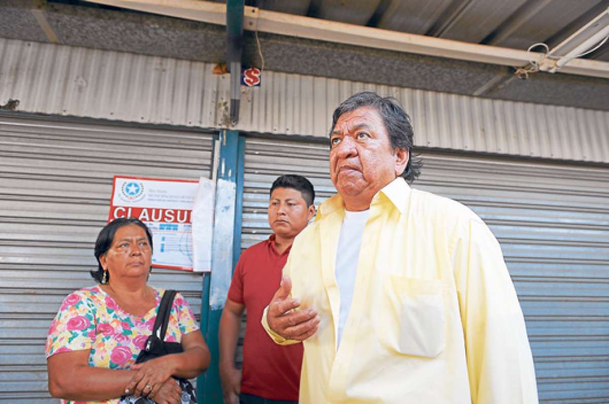 Los sellos de clausura fueron colocados en los puestos de comercio por la Comisar&iacute;a Cuarta municipal en la madrugada del pasado martes. Foto: Pilar Vera / El Tel&eacute;grafo