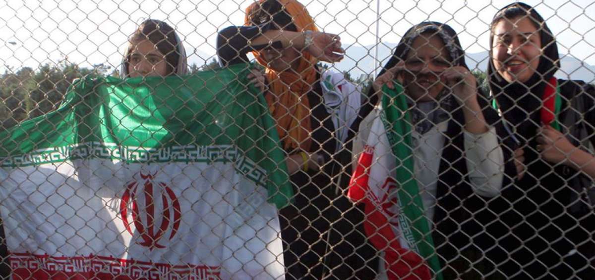 La federaci&oacute;n iran&iacute; de f&uacute;tbol anunci&oacute; que las mujeres no estaban autorizadas a asistir al partido y que el dinero de sus entradas ser&iacute;a devuelto.  
